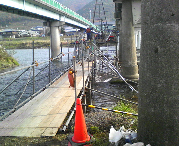 河川上での水上足場による調査